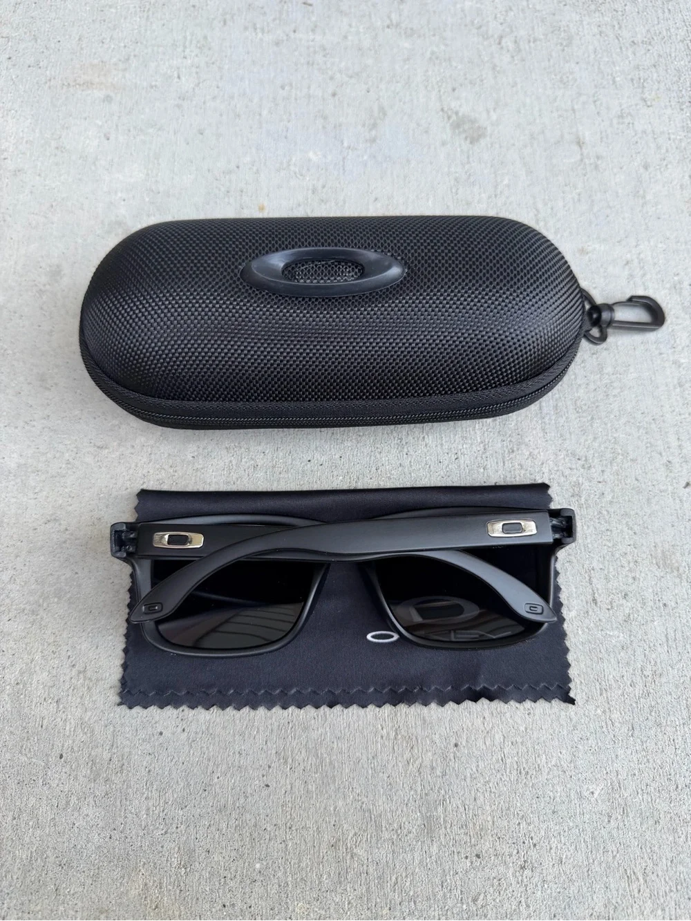 Oakley Holbrook Sunglasses Silver / Black Frame Polarized Iridium Prizm Lens
